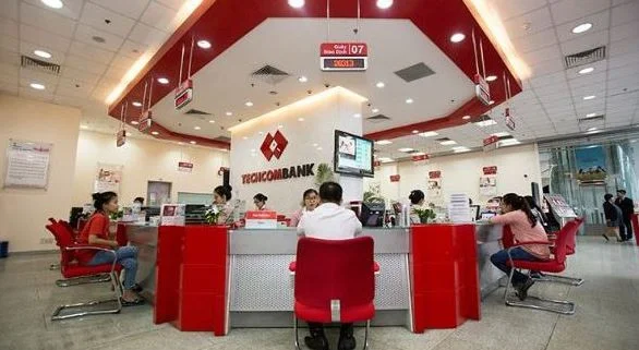 Mở thẻ đen Techcombank tại quầy giao dịch